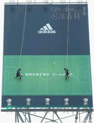 adidas户外宣传，两个真实的人在