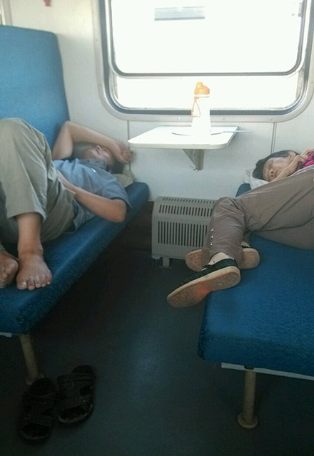 花硬座的钱，做硬卧的床