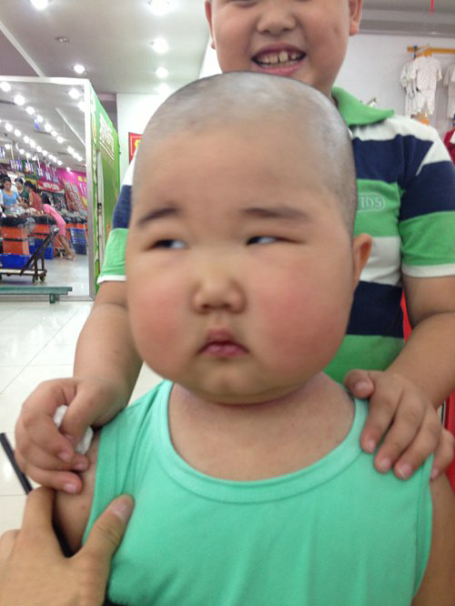 眯眯眼的小胖子哈哈