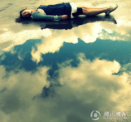 3.云中小憩。实际上是地上的污水坑映出蓝天白云的倒影。