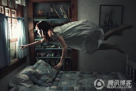 4.显而易见，女孩儿仅仅在跳跃！