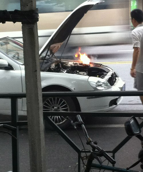 我靠，发动机起火了。爆！