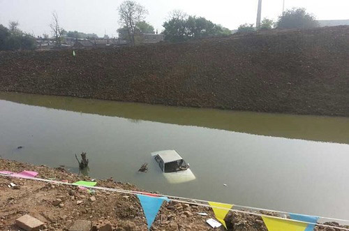 在臭水沟里洗车？