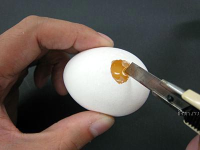 用小刀，割开个小孔。