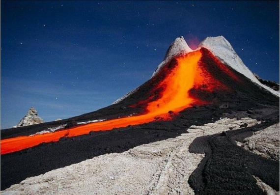 火山岩浆铺路 你敢 过么