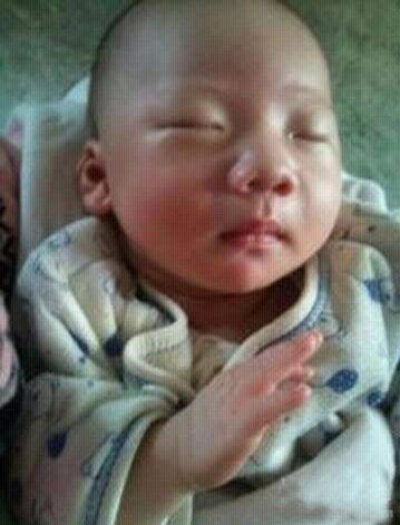这孩纸不会是与佛有缘吧