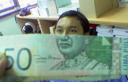 黑不溜秋的