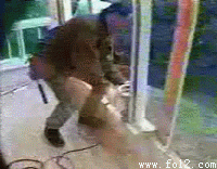 这是警告他没戴安全帽吗？