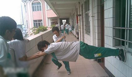 初中生们欢乐多。