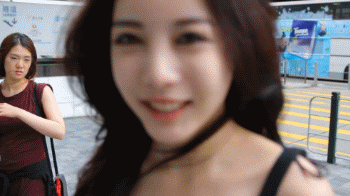 美女飞吻。。。