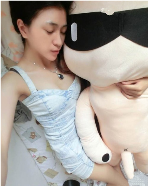 这么漂亮的妹子抱着它睡，可惜了。