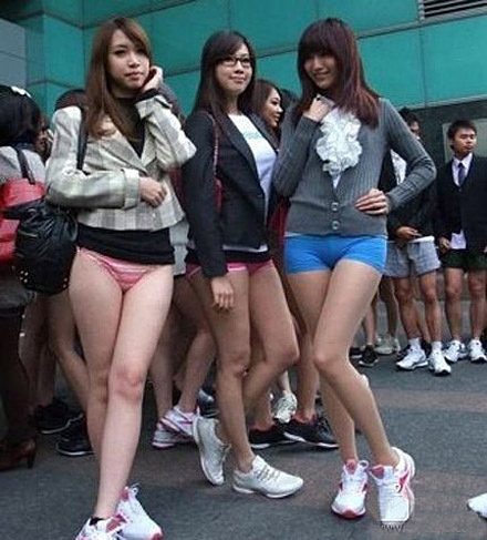 衣着不整的妹子图片