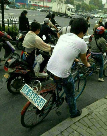 这么牛叉的车牌，超速，闯红灯，看谁敢拦截。