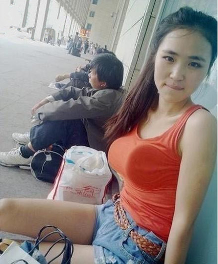 妹子。你的胸也太假了吧。