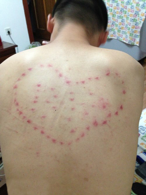爱心纹身。爱她就自虐吧。