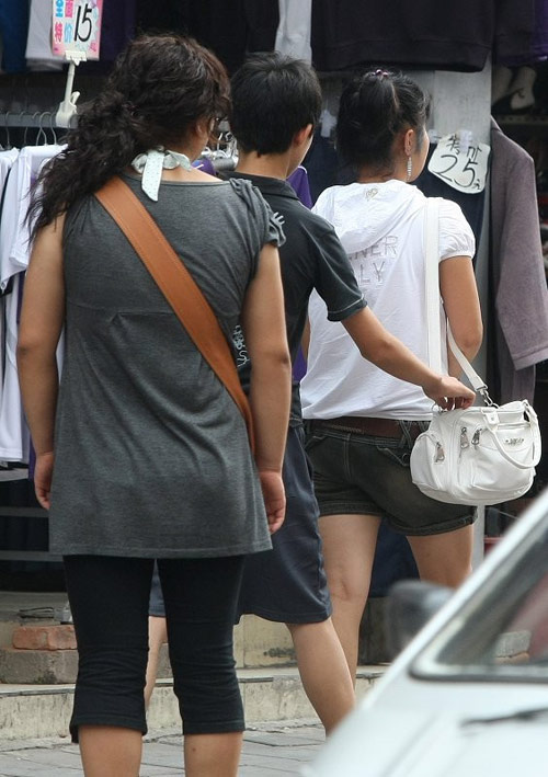 然后下手，后面这个大妈在打酱油。