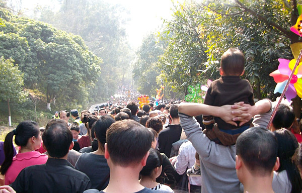 没事带孩子出去看看人吧，平时不怎么见到。