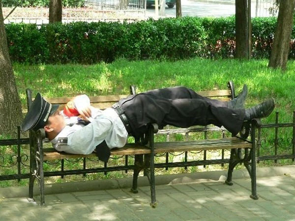 保安大哥， 你做梦了吗