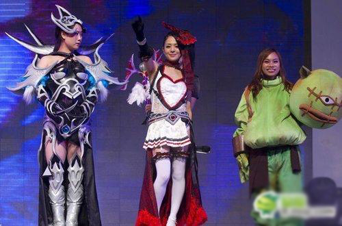 她甚至和全球最著名的其他两位名人联袂出场，简直是震撼全球