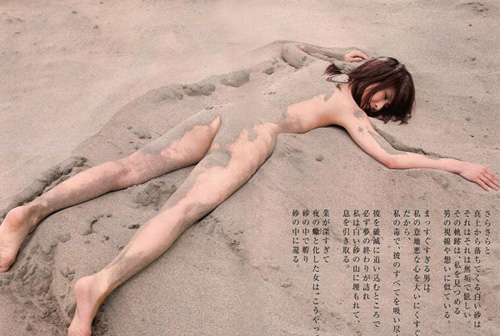 被拍死在沙滩上的女人