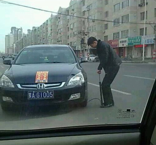 结个婚，轮胎没气球了。