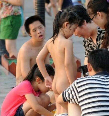 小弟弟看呆了，表情太亮了