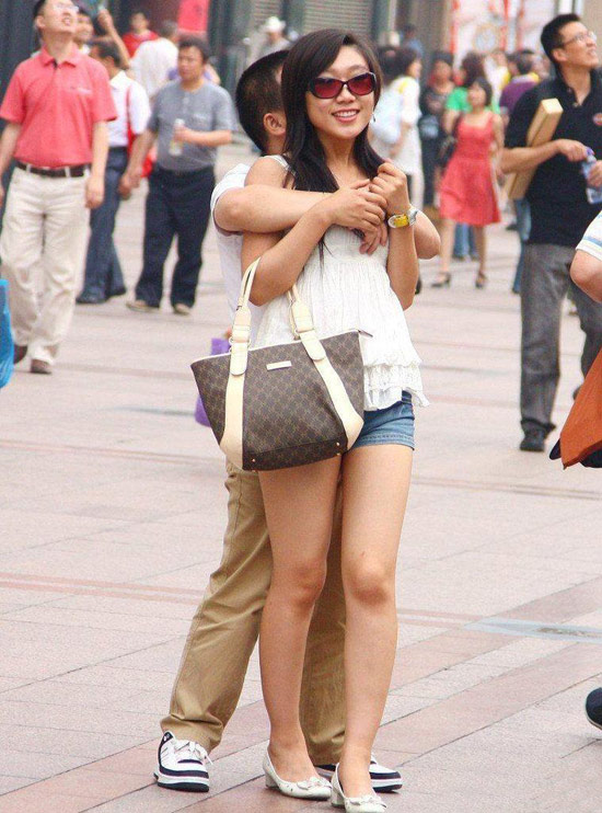 现代的女人比男人更放得开。