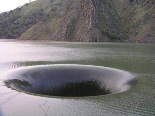 大坝泄水孔