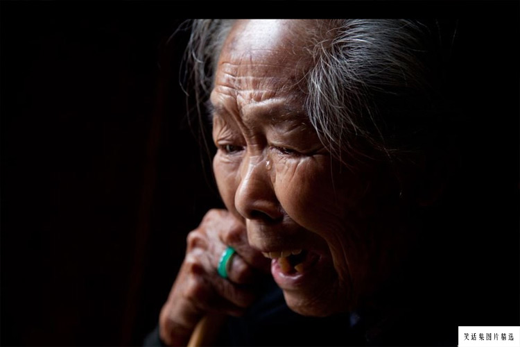 沉船事件中遇难学生郭星的奶奶已经90岁高龄，家里只有老人一人坐在门口哭泣。