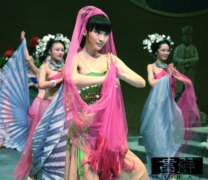 柳岩粉色异域舞娘展魔鬼身姿