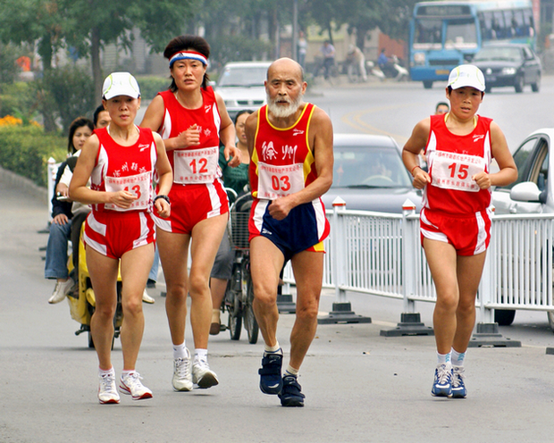 42公里马拉松环湖赛.一位八十三岁的老人和三位女队员在奔跑途中