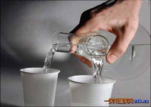 两个出口的玻璃瓶