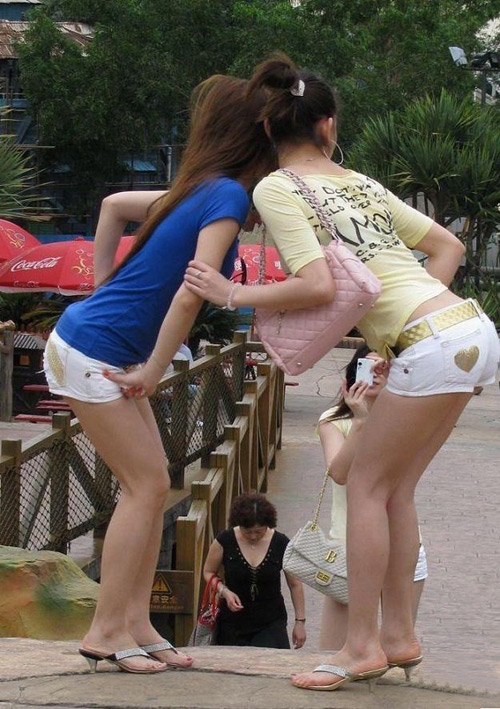 扭着屁股拍照，背影真养眼。