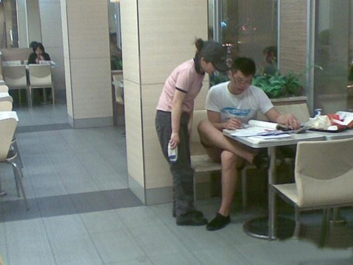 来肯德基跟服务员学英语的大哥。