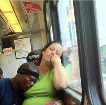 黑人老兄，你福气真好。