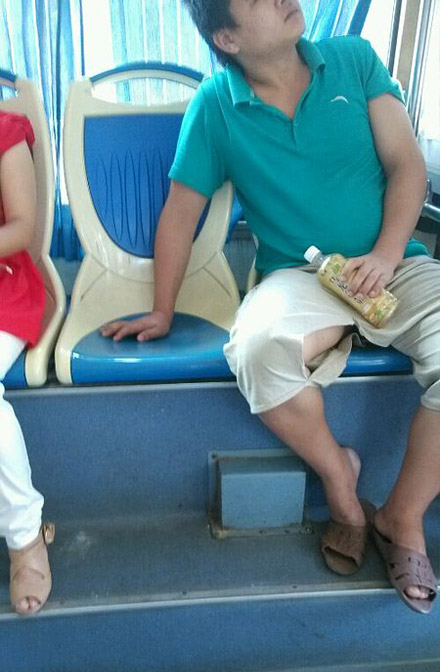 占座把裤子都撕开了。哈哈！