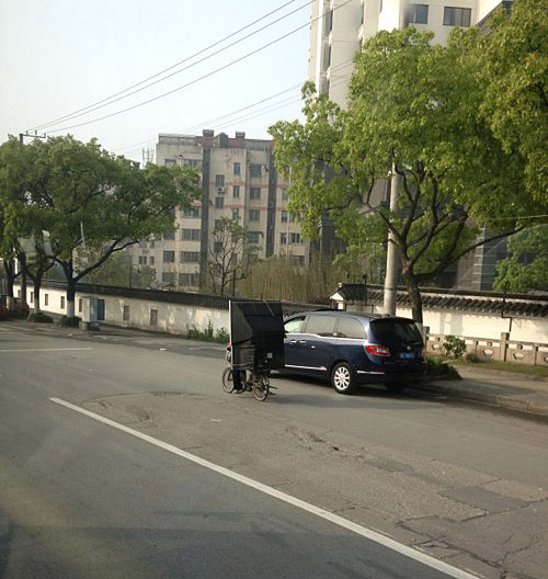 万能的自行车。不知道啥叫超载。