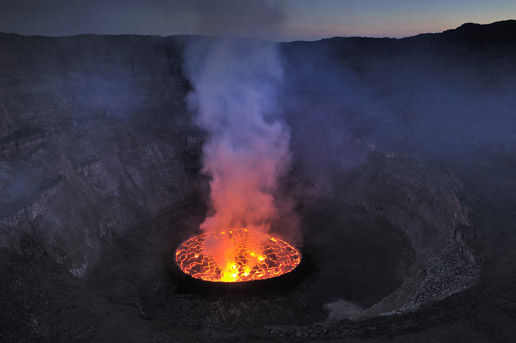 尼拉贡戈火山熔岩湖