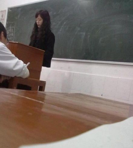 看到这一幕时吓尿了，老师你肿么了？怎么只有上半身了？