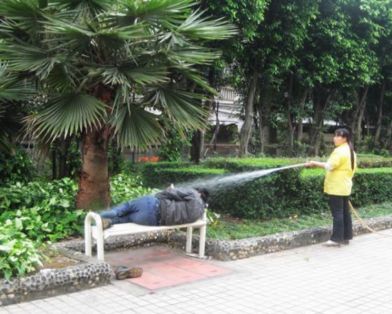 咦，突然下大雨了