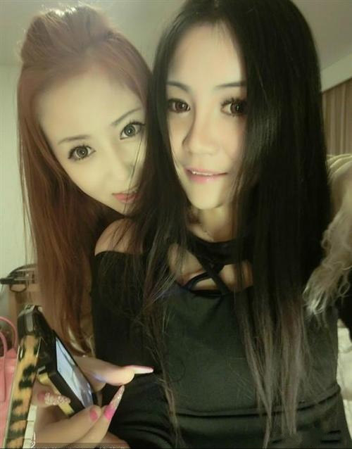 美女空间靓照，亮点自找。比如指甲。