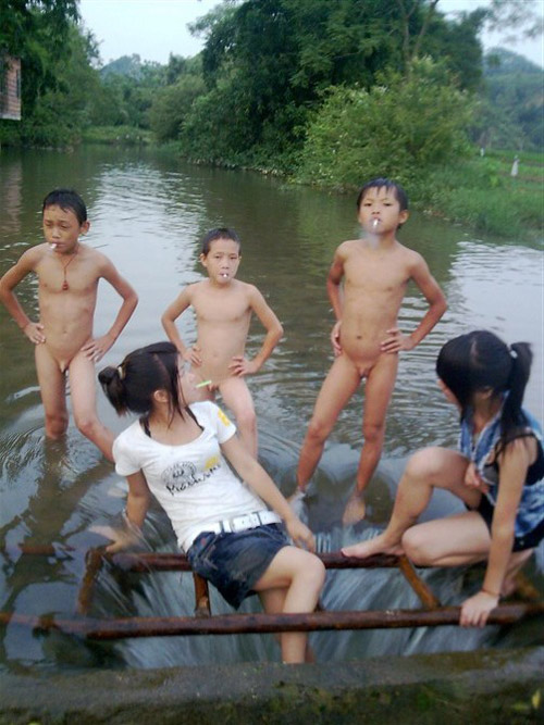 被挑衅的美女。