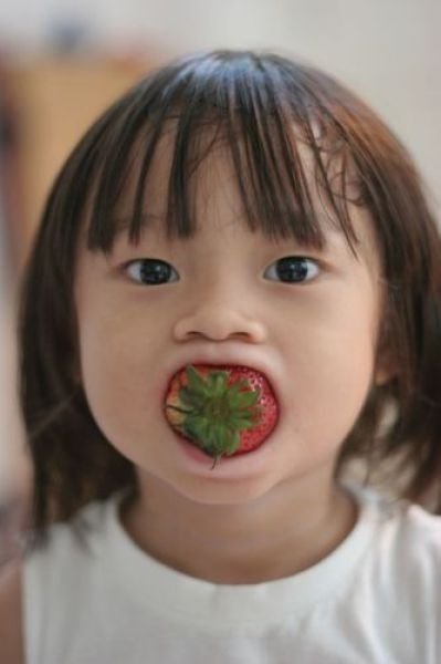 吃草莓的小女孩