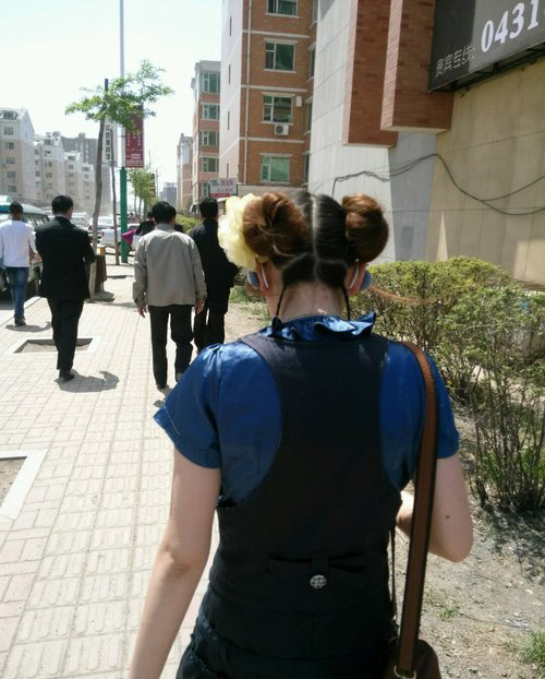 看这个背影，他可以是女生。