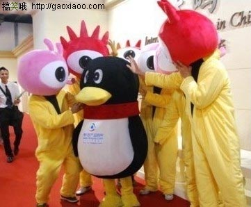 QQ在浪兄浪妹的爱抚下表示压力很大