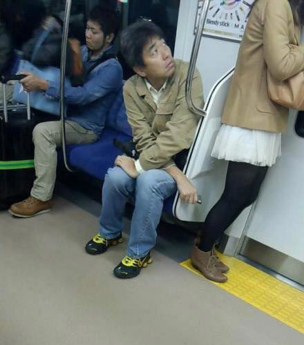 日本变态狂，被抓了个现行。