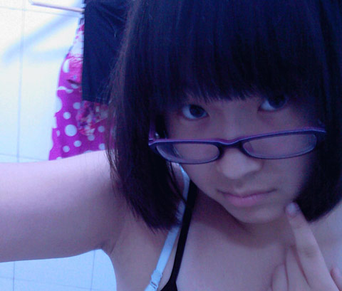 00后小妹妹也来玩自拍。