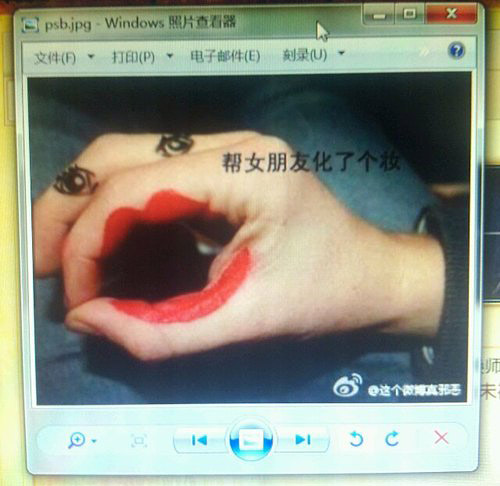 给手指画个妆。