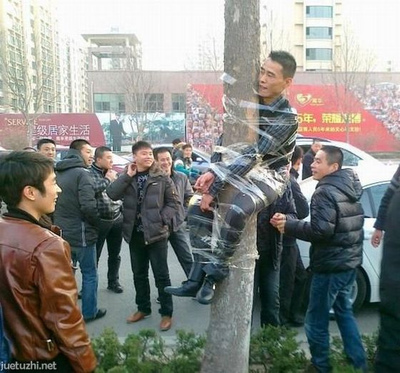 男子胶带绑身与树热拥