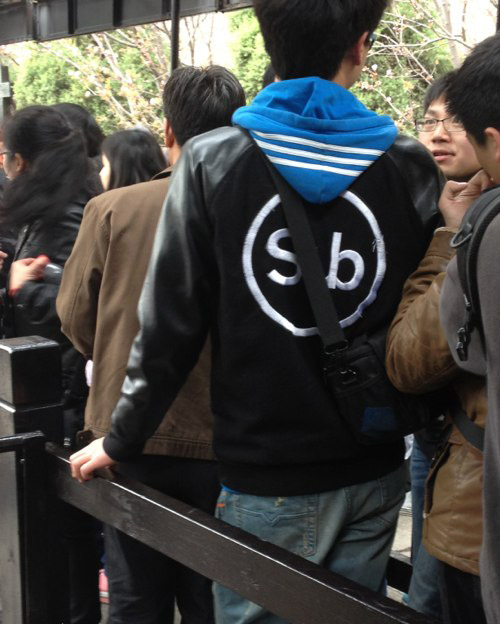 一看就是一个十足的傻比
